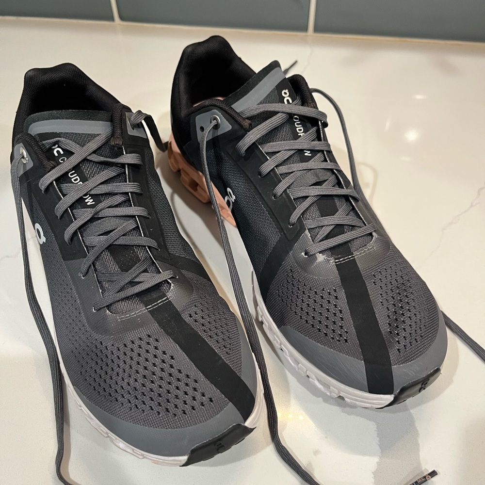 On Cloudflow Rock/Rose 10.5 ultralight Running Shoe